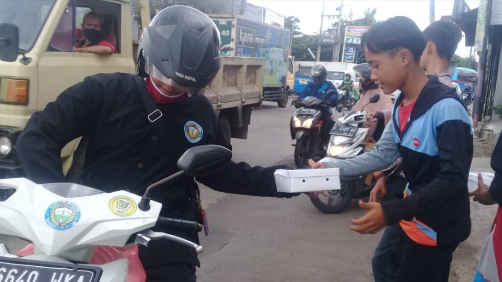 Paguyuban Batacigor Bagikan Nasi Box Gratis Paguyuban, Batacigor, Nasi Box, Covid-19