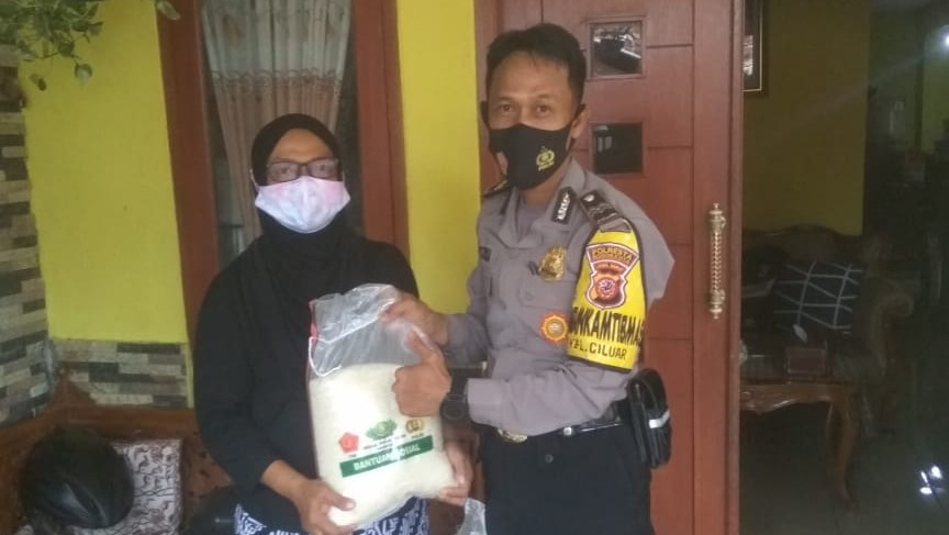 Warga Ciluar Terima Bansos dari Polda Jabar Kelurahan Ciluar, Bansos, Polda Jabar