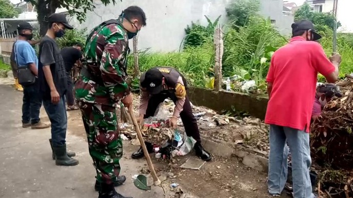 Drainase Rusak, Warga Kedung Waringin Bersihkan Sampah yang Menyumbat Drainase, Warga, Kedung Waringin, Sampah