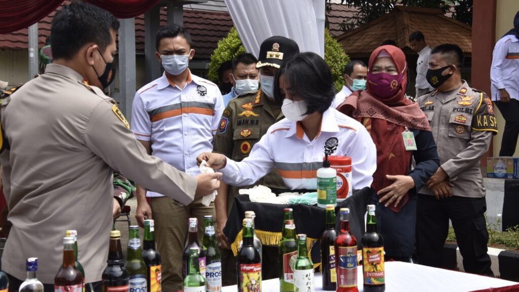 Jelang Natal dan Tahun Baru: Polres Bogor Musnahkan Ribuan Miras Natal, Tahun Baru, Polres Bogor, Miras