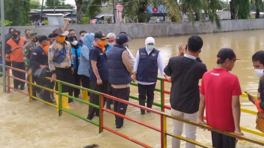 Gubernur Jatim Tinjau Banjir di Pamekasan Gubernur Jatim, Khofifah, Banjir, Pamekasan