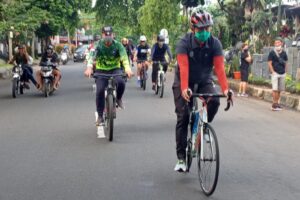 Danrem Achmad Fauzi Bersepeda sambil Berbagi Masker Danrem 061, Achmad Fauzi, Sepeda, Masker