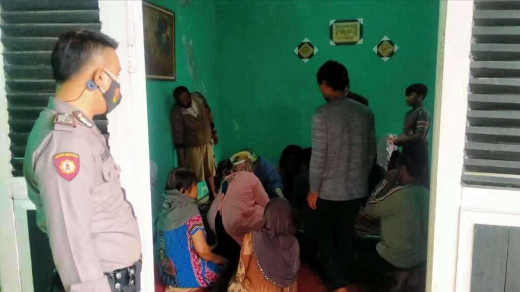 Polsek Megamendung Evakuasi Mayat di Selokan Polsek Megamendung, Evakuasi, Mayat, Selokan