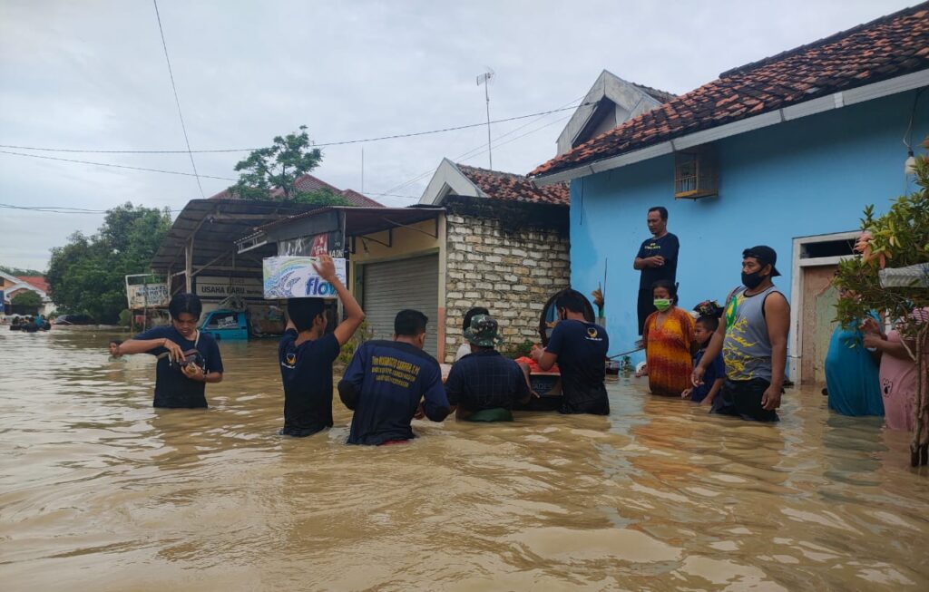 Wardah Fondation Bagikan Paket Bantuan ke Warga Terdampak Banjir Wardah, Bantuan, Warga, Banjir