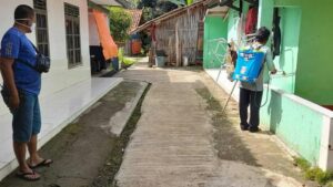 Covid-19 Merebak, Para Pemuda Kampung Rambay Sterilisasi Lingkungan Covid-19, Merebak, Pemuda, Kampung Rambay, Sterilisasi, Lingkungan