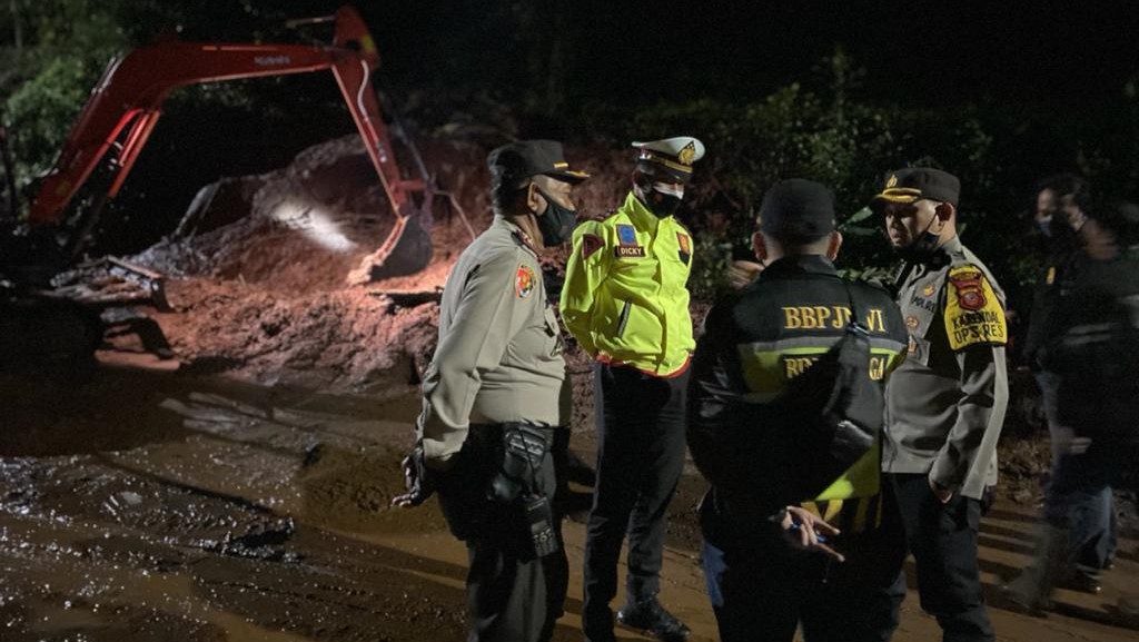 Polisi Tangani Longsor, Jalur Puncak Sudah Bisa Dilewati Polisi, Longsor, Jalur, Puncak