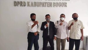 Warga Perumahan Griya Alam Sentosa, RW 008 Desa Pasir Angin, Kecamatan Cileungsi yang mengatas-namakan Tim 10 saat mendatangi Kantor DPRD Kabupaten Bogor Fasos Fasum, Pasir Angin, DPRD, Kabupaten Bogor