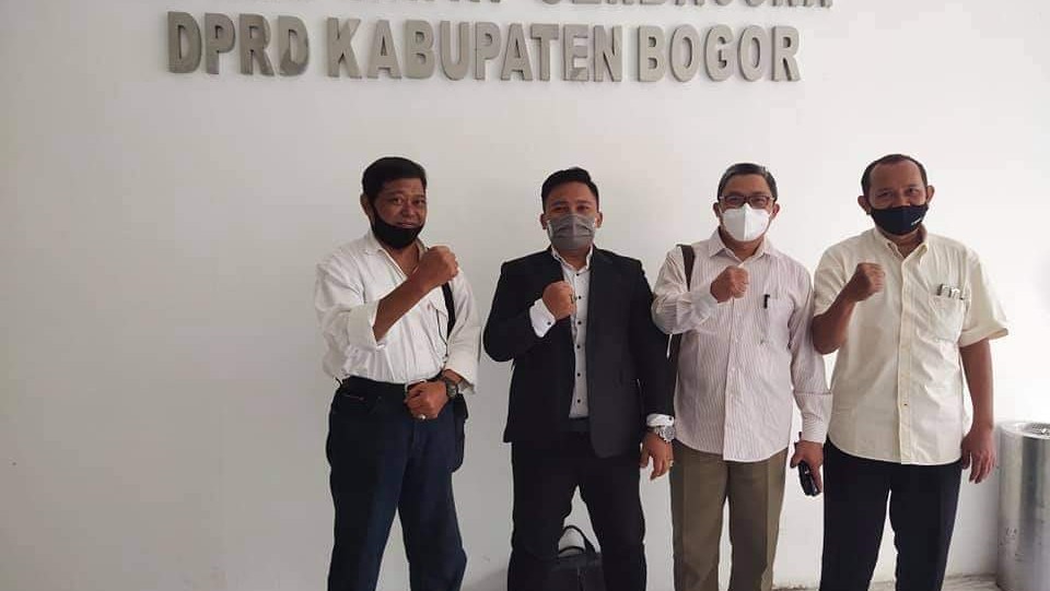 Warga Perumahan Griya Alam Sentosa, RW 008 Desa Pasir Angin, Kecamatan Cileungsi yang mengatas-namakan Tim 10 saat mendatangi Kantor DPRD Kabupaten Bogor Fasos Fasum, Pasir Angin, DPRD, Kabupaten Bogor