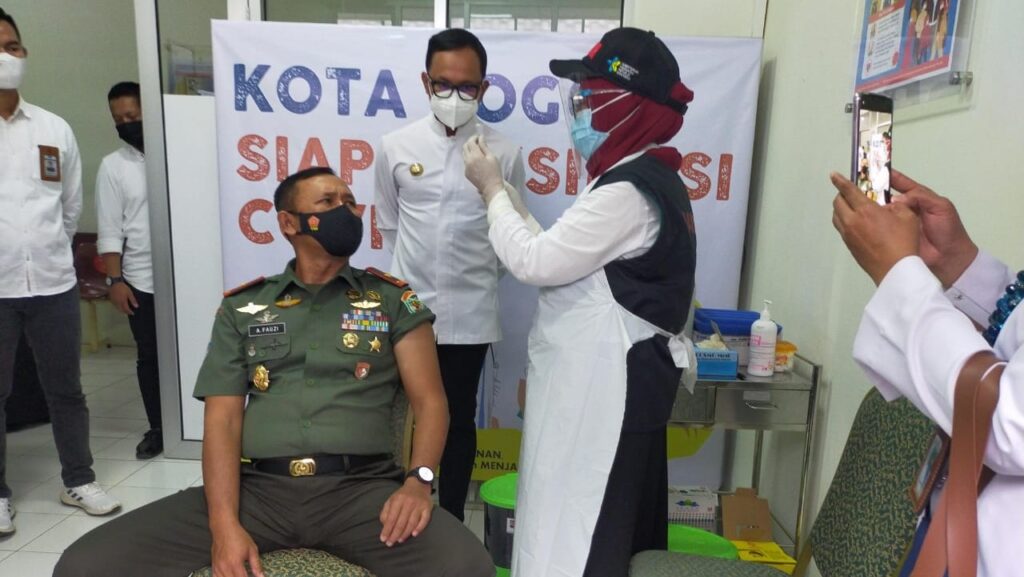 Danrem dan Forkopimda Kota Bogor ikuti Vaksinasi Perdana Danrem 061, Forkopimda, Kota Bogor, Vaksin,