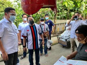 Blusukan, Fraksi Gerindra Bagikan Sembako ke Warga Terdampak Covid-19 Oleh lead - Blusukan, Fraksi, Gerindra, Sembako, Covid-19,