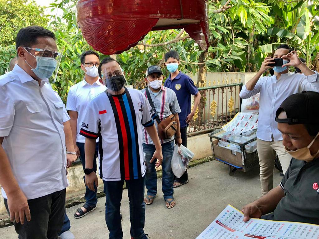 Blusukan, Fraksi Gerindra Bagikan Sembako ke Warga Terdampak Covid-19 Oleh lead - Blusukan, Fraksi, Gerindra, Sembako, Covid-19,