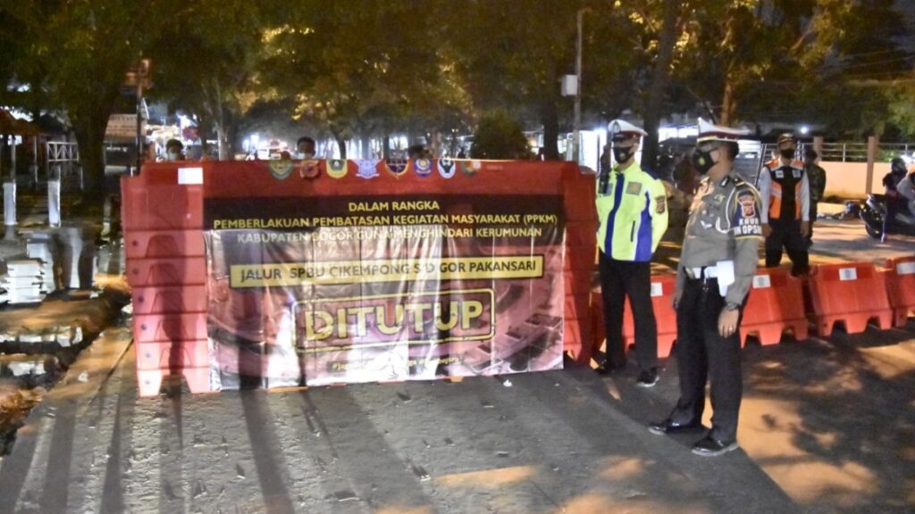 Cegah Kerumunan, Jalan Cikempong-Pakansari Ditutup Kerumunan, Jalan Cikempong, Pakansari, PPKM