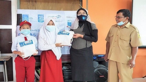 IKA ITS Serahkan Bantuan Gawai untuk Pendidikan Jarak Jauh IKA ITS, Bantuan, Pendidikan, PJJ