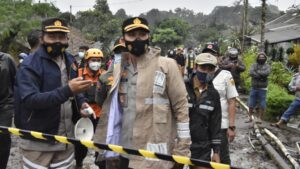 Petugas Lakukan Penanganan Pertama Bencana di Puncak Petugas, Penanganan, Bencana, Puncak
