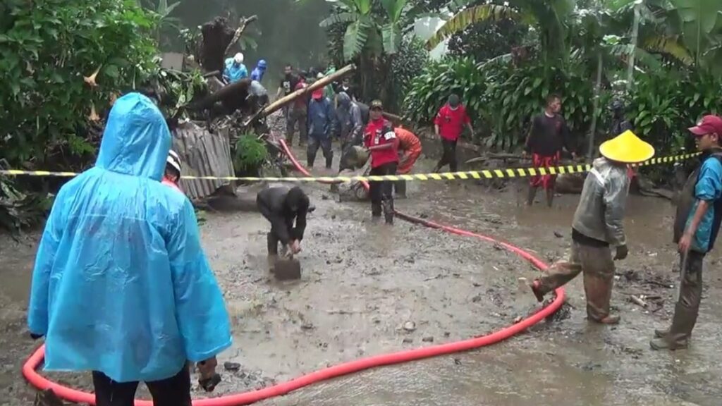 Banjir di Puncak: Tim SAR Sisir Pemukiman Gunung Mas Banjir, Puncak, Tim SAR, Pemukiman, Gunung Mas