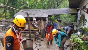 Pramuka Bogor Bersihkan Sisa Sisa Banjir di Puncak Pramuka, Banjir, Puncak