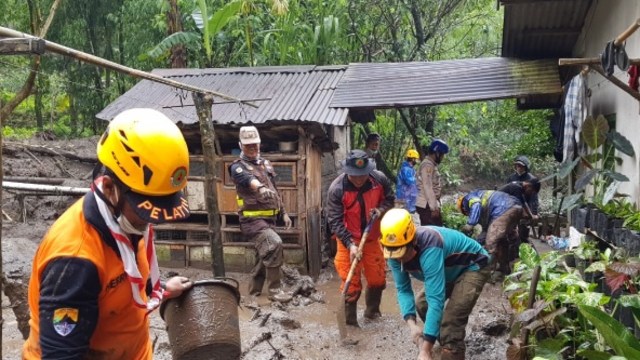Pramuka Bogor Bersihkan Sisa Sisa Banjir di Puncak Pramuka, Banjir, Puncak