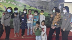 Polisi Berikan Trauma Healing bagi Anak Anak Korban Banjir Puncak Polisi, Trauma Healing, Anak, Banjir, Puncak