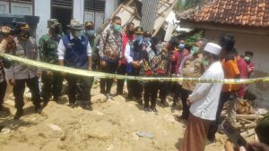 Mensos Risma Kunjungi lokasi longsor di Pamekasan Mensos, Tri Rismaharini, Longsor, Longsor Pamekasan
