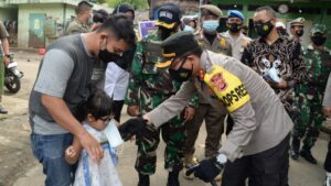 Edukasi Masyarakat, Kapolres Bogor Bagikan Masker di Titik Keramaian Edukasi, Kapolres Bogor, Masker, Titik Keramaian