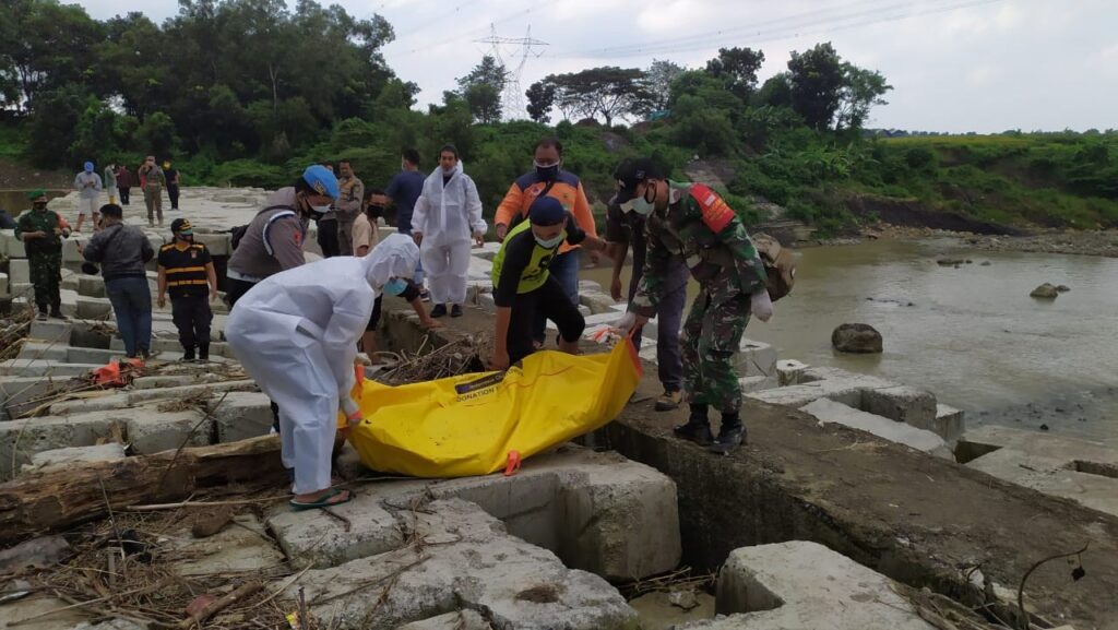 Polsek Jonggol Evakuasi Mayat Hanyut di Sungai Cipamingkis Polsek Jonggol, Evakuasi Mayat, Sungai Cipamingkis