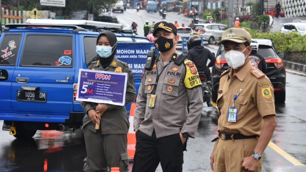PPKM: Ratusan Kendaraan Arah Puncak Bogor Diputar Balik PPKM, Puncak Bogor, Putar Balik