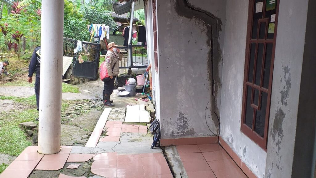 Pergeseran Tanah di Bojong Koneng, 10 Keluarga Dievakuasi Pergeseran Tanah, Bojong Koneng, Babakan Madang, Evakuasi