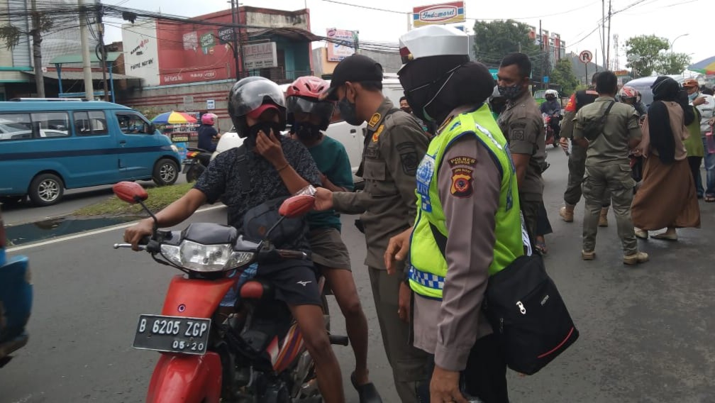 Ops PPKM di Cibinong, Petugas Bagikan Masker dan Bubarkan Kerumunan Ops PPKM, Cibinong, Petugas Gabungan, Masker, Kerumunan