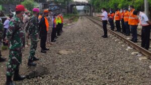 KAI Tertibkan Bangunan Liar Sekitar Rel Nambo - Cibinong KAI, Penertiban, Bangunan Liar, Nambo, Cibinong