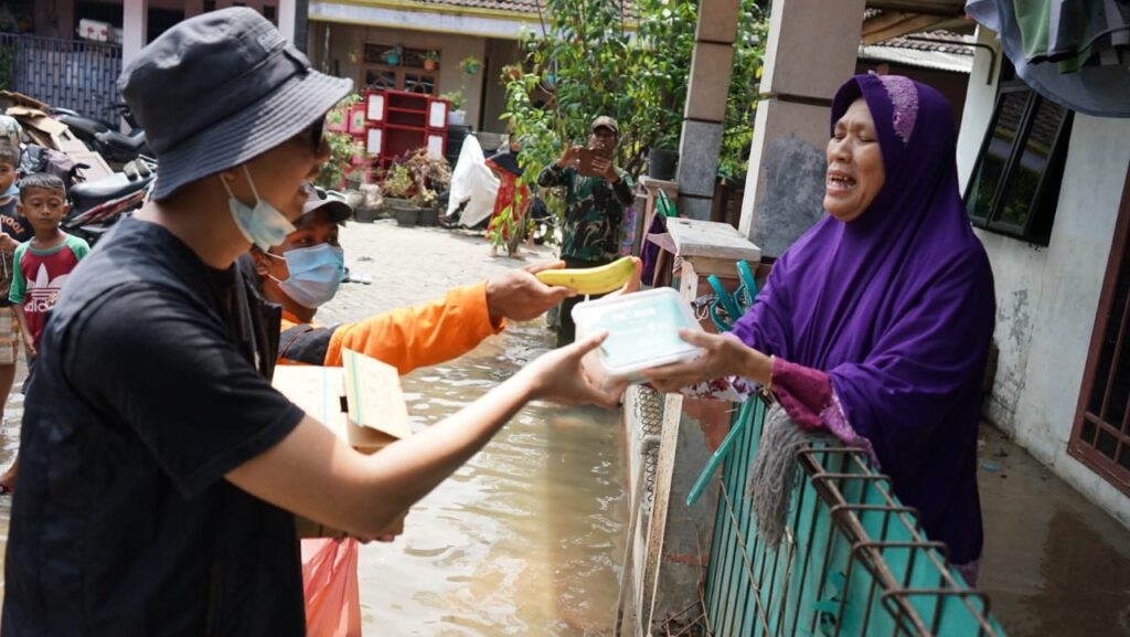 DD dan Wardah Bagikan Paket Makanan untuk Korban Banjir di Tangerang Dompet Dhuafa, Wardah, Paket Makanan, Banjir Tangerang