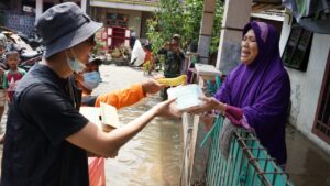 DD dan Wardah Bagikan Paket Makanan untuk Korban Banjir di Tangerang Dompet Dhuafa, Wardah, Paket Makanan, Banjir Tangerang