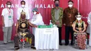 Ikut Vaksinasi, Gatotkaca ajak Petruk Sukseskan Program Pemerintah Vaksinasi, Gatotkaca, Petruk, Program Pemerintah, DIY, Presiden Jokowi