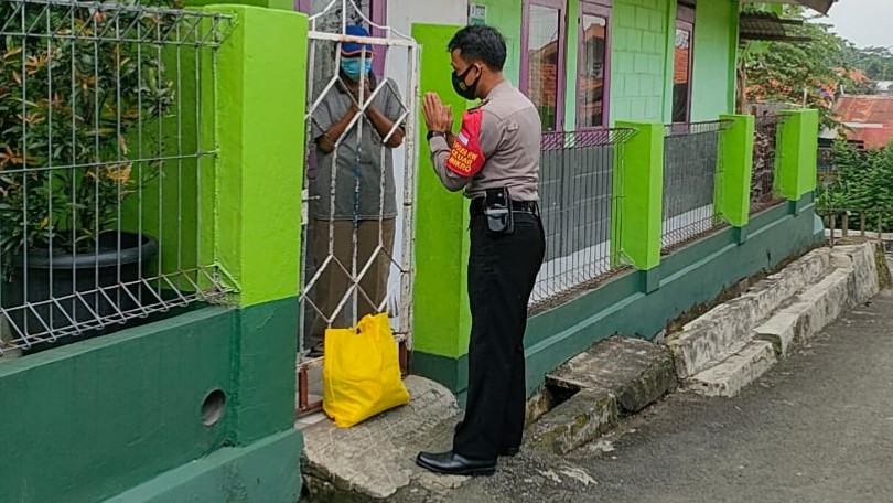 Polisi RW Bagikan Sembako untuk Pasien Covid-19 di Ciluar Polisi RW, Sembako, Pasien Covid-19, Ciluar