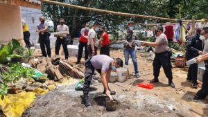 Bedah Rumah Warga Cileungsi Masuk Tahap Pengecoran Bedah Rumah, Cileungsi, Pengecoran, Polres Bogor, GP Ansor
