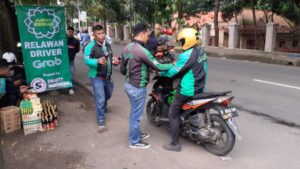 Jumat Berkah, Relawan Driver Grab Bogor Berbagi Nasi Bungkus di Jalan Jumat Berkah, Relawan, Driver Grab, Grab Bogor, Nasi Bungkus, Pengguna Jalan