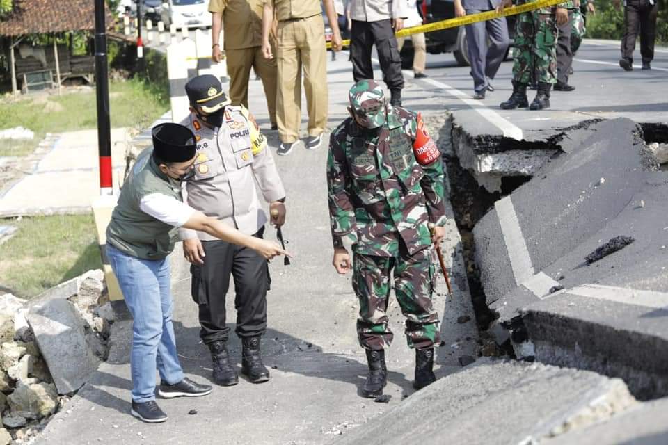 Gerak Cepat, Bupati Pamekasan Tinjau Lokasi Jalan Ambles Gerak Cepat, Bupati Pamekasan, Jalan Ambles, Pamekasan,