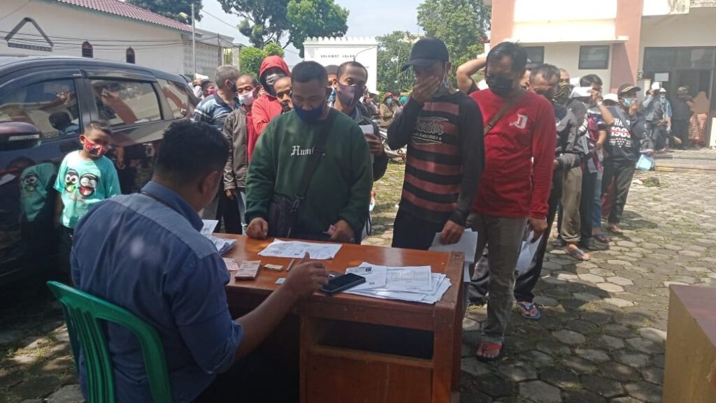Warga Pakansari Terima Bansos Tunai Tahap 3 dan 4 Warga, Pakansari, Bansos, Bansos Tunai, BST