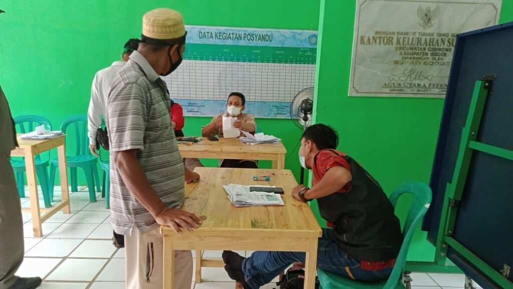 Kelurahan Sukahati Salurkan BST, Jumlah Penerima Berkurang Kelurahan Sukahati, Penyaluran Bansos, Bansos Tunai, BST, Penerima Bansos