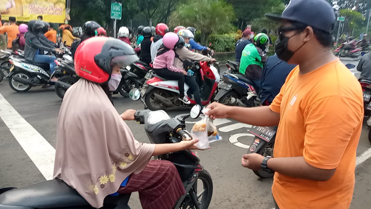 Berkah, Ramadhan, Shopee Express, Takjil, Pengguna Jalan