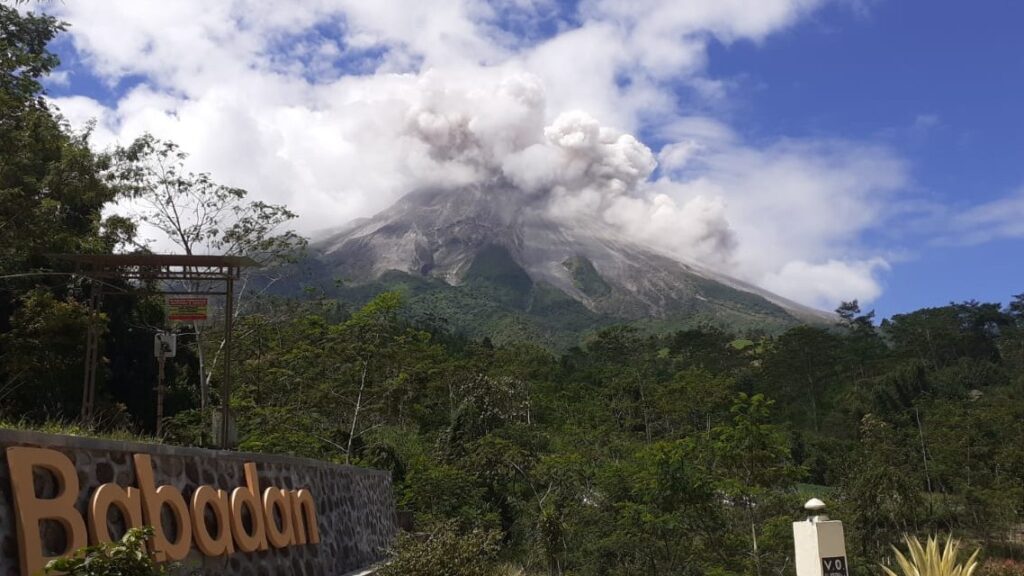 Gunung Merapi Muntahkan Awan Panas Guguran sejauh 2 Km Gunung Merapi, Awan Panas, Guguran,