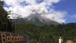 Gunung Merapi Muntahkan Awan Panas Guguran sejauh 2 Km Gunung Merapi, Awan Panas, Guguran,