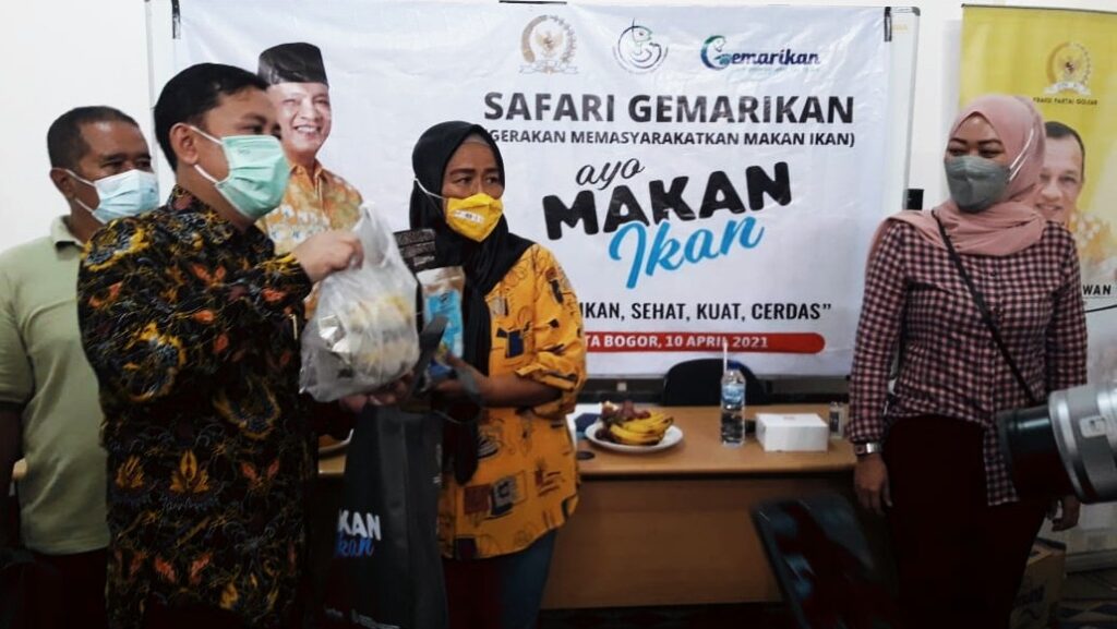 Safari Gemarikan: Sebar 500 Paket Menu Ikan untuk Warga Kota Bogor Safari, Gemarikan, Menu Ikan, Paket Ikan, Kota Bogor, Budhy Setiawan