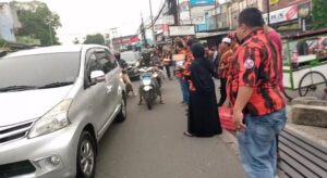 Pemuda Pancasila Bogor Utara Berbagi Takjil ke Pengguna Jalan Pemuda Pancasila, Bogor Utara, Takjil, Pengguna Jalan