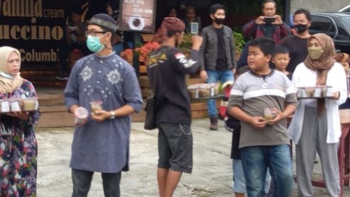 Paguyuban Batacigor Berbagi Takjil di Jalan Bukit Pelangi Paguyuban Batacigor, Takjil, Bukit Pelangi