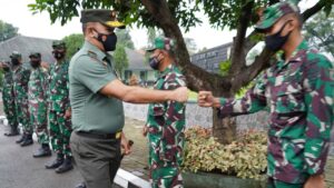 Danrem Berikan Pengarahan Jelang Pemberangkatan Satgas Pamrahwan Papua Danrem 061, Pengarahan, Pemberangkatan, Satgas Pamrahwan, Papua