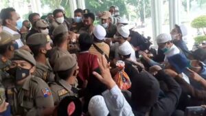 Rusuh, Simpatisan HRS Geruduk Kantor Wali Kota Bogor Rusuh, Simpatisan HRS, HRS, RS UMMI, Geruduk Balaikota Bogor, Walikota Bogor, Bima Arya