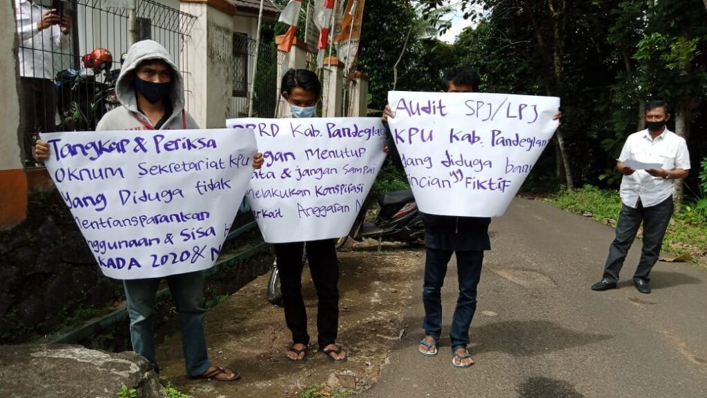 Tidak Transparan Kelola Dana, Kantor KPU Pandeglang Didemo Mahasiswa Tidak Transparan, Dana Hibah, KPU Pandeglang, Pandeglang, Demo Mahasiswa