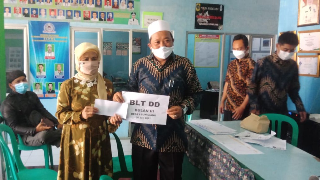 Warga Desa Leuwiliang Senang Terima BLT DD Tahap Tiga Warga Leuwiliang, Desa Leuwiliang, Bansos Tunai, BLT DD