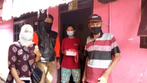 Semplak Bergerak, 96 Warga Isoman Dapat Bantuan Makanan Gratis Semplak Bergerak, Kelurahan Semplak, Isoman, Bantuan Covid-19, Makanan Gratis
