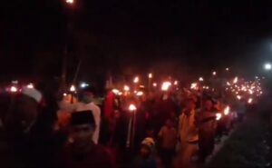 Warga Blumbungan Gelar Pawai Obor Sambil Baca Sholawat Burdah Warga Blumbungan, Pamekasan, Pawai Obor, Sholawat, Burdah